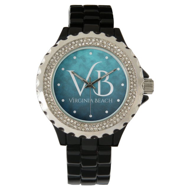 VB Virginia Beach on Blue Water Background Horloge (Voorkant)