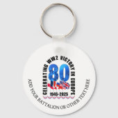VE DAY 80e Jubileum Overwinning in Europa WO2 Sleutelhanger (Voorkant)