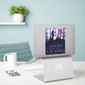 VECHT STRIJD TRUMP VANCE 2024 STICKER (Laptop op bureau)