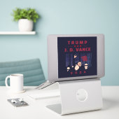VECHT STRIJD TRUMP VANCE 2024 STICKER (Laptop op bureau)