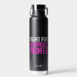 Vecht voor vrouwenrechten Vette Feminist Custom Waterfles<br><div class="desc">Strijd voor gelijke rechten voor vrouwen. Een sterke feministische politieke verklaring voor elke vrouw. Eis gelijkheid en rechtvaardigheid. Houd abortus legaal en vecht voor pro-keuzevrijheid. Vetzwart en roze feministisch waterflesje met personalisatie.</div>