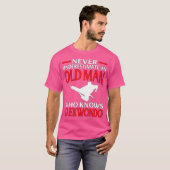 Vechtsporten onderschatten nooit het oude Man kent T-shirt (Voorkant volledig)