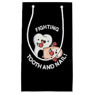 Vechttand en nagel Grappige boksen puns donker BG Klein Cadeauzakje