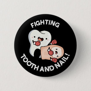 Vechttand en nagel Grappige boksen puns donker BG Ronde Button 5,7 Cm