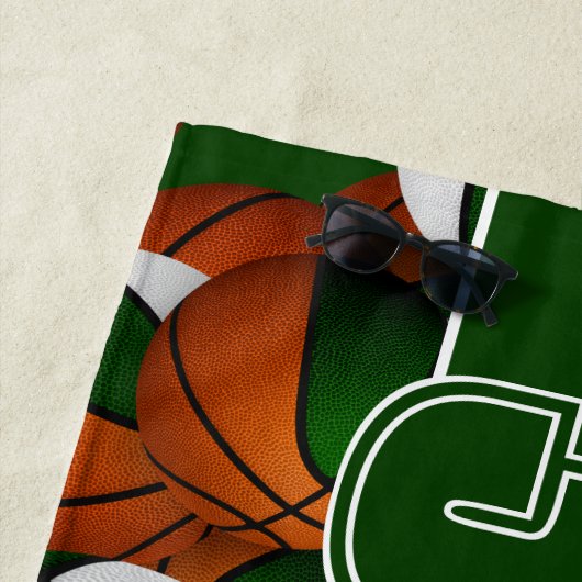 Veel basketballen aangepaste speler naam groen wit strandlaken (In situ)