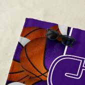Veel basketballen aangepaste teamnaam paarse wit strandlaken (In situ)