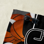 Veel basketballen aangepaste teamnaam zwart wit strandlaken (In situ)