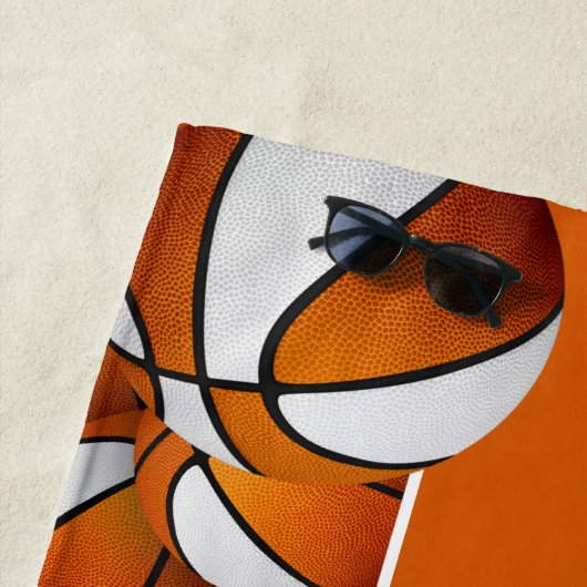 Veel basketballen atleet naam sinaasappel wit strandlaken (In situ)