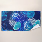 Veel blauwe kwallen zwemmen onder water. Slijpen Badhanddoek (Badhanddoek)