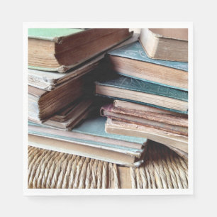 Veel boeken op een oude stoel servet
