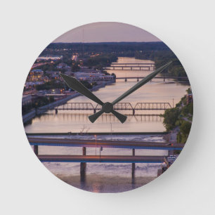 Veel bruggen overspannen de Grand River, Zicht op  Ronde Klok