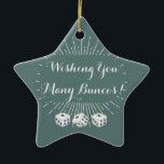 Veel Buncos verdienen Keramisch Ornament<br><div class="desc">Aantrekkelijke Bunco-versiering voor uw kerstboom of het tonen in uw kantoor.  Wishing You Veel Buncos heeft drie witte bunco dice en een starburst achtergrond. Pas deze bunco-versiering aan met je eigen vakantie-gezegde of welverdiende wensen. Kan ook worden gebruikt als bunco-prijs.</div>