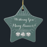 Veel Buncos verdienen Keramisch Ornament<br><div class="desc">Aantrekkelijke Bunco-versiering voor uw kerstboom of het tonen in uw kantoor.  Wishing You Veel Buncos heeft drie witte bunco dice en een starburst achtergrond. Pas deze bunco-versiering aan met je eigen vakantie-gezegde of welverdiende wensen. Kan ook worden gebruikt als bunco-prijs.</div>