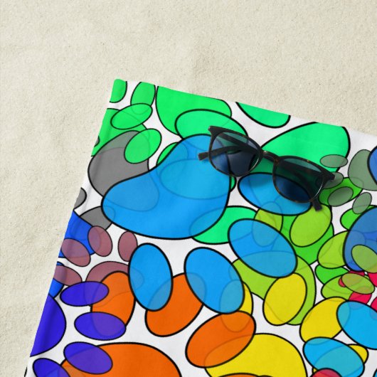 Veel dog verfdrukken overal strandlaken (In situ)