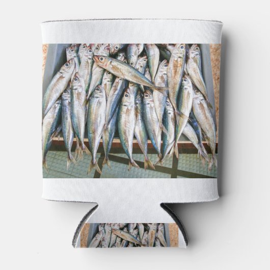 Veel hele ansjovis die naast elkaar in krat ligt blikjeskoeler (Voorkant)