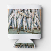 Veel hele ansjovis die naast elkaar in krat ligt blikjeskoeler (Achterkant)