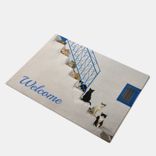 Veel katten op een witte trap in een Grieks dorp Deurmat (Schuin)