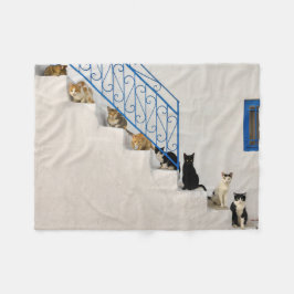 Veel katten op een witte trap in een Grieks dorp Fleece Deken