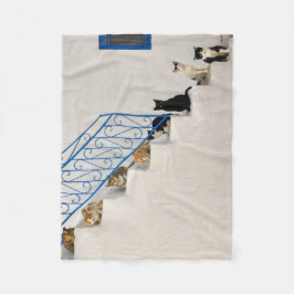 Veel katten op een witte trap in een Grieks dorp Fleece Deken
