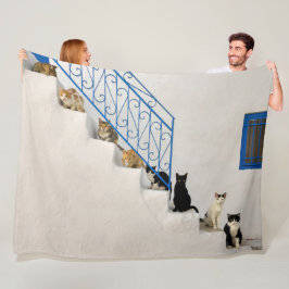 Veel katten op een witte trap in een Grieks dorp Fleece Deken