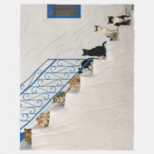 Veel katten op een witte trap in een Grieks dorp Fleece Deken (Voorkant)