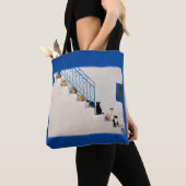 Veel katten op een witte trap in een Grieks dorp Tote Bag (Dichtbij)
