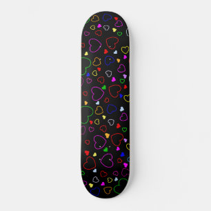 Veel kleurrijke harten op zwart skateboard
