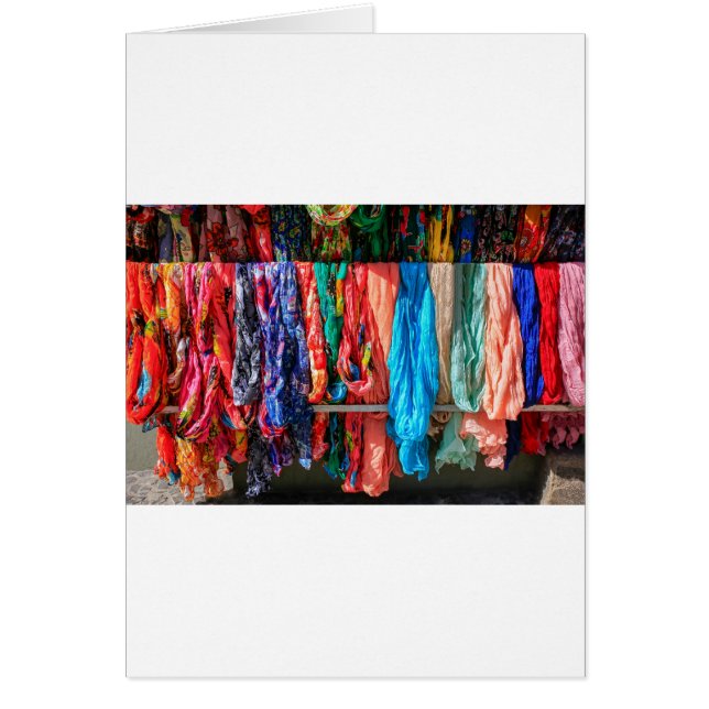 Veel kleurrijke sjaals hangen op de markt (Voorkant)