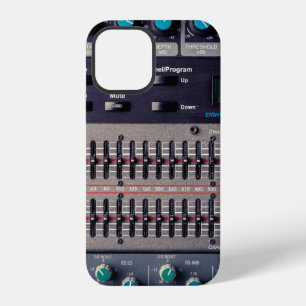 Veel knoppen op een geluidsmixer in een opnamestud iPhone 12 hoesje