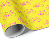 Veel Magenta fietsvormen op geel Cadeaupapier (Rol Hoek)