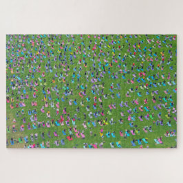 Veel mensen die van bovenaf yoga doen legpuzzel