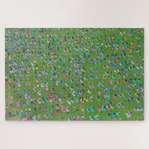 Veel mensen die van bovenaf yoga doen legpuzzel