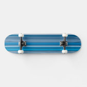 Veel multi gekleurde strepen in het blauw... persoonlijk skateboard (Horizontaal)