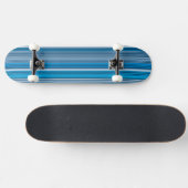 Veel multi gekleurde strepen in het blauw... persoonlijk skateboard (Horizontaal)