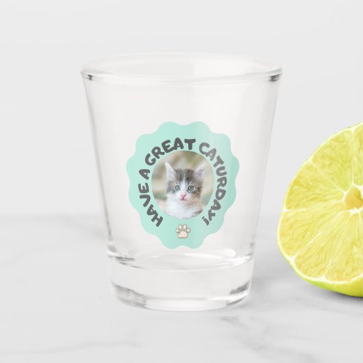 Veel plezier op zaterdag! Turquoise aangepaste kat Shot Glas (Voorkant)