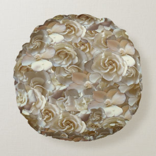 Veel prachtige bladen van roos rond kussen