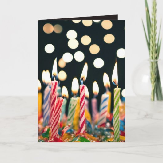 Veel verjaardagkaarsen op een taart kaart (Voorkant)