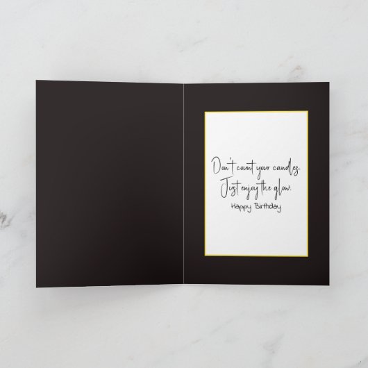 Veel verjaardagskaarsen op een taart kaart (Binnen)