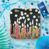 Veel verjaardagskaarsen op een taart papieren bordje (Feest)