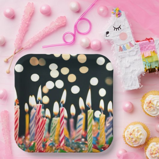 Veel verjaardagskaarsen op een taart papieren bordje (Feest)