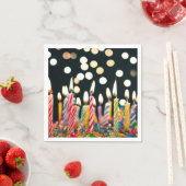 Veel verjaardagskaarsen op een taart servet (Insitu)