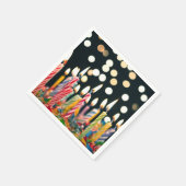 Veel verjaardagskaarsen op een taart servet (Hoek)