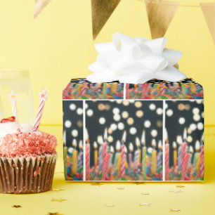 Veel verjaardagskaarsen op taart cadeaupapier