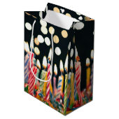 Veel verjaardagskaarsen op taart medium cadeauzakje (Voorkant Gekanteld)