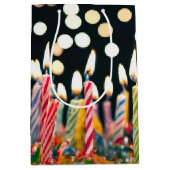 Veel verjaardagskaarsen op taart medium cadeauzakje (Voorkant)