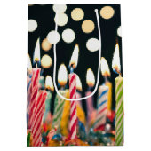Veel verjaardagskaarsen op taart medium cadeauzakje (Achterkant)