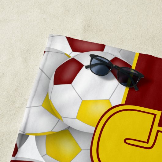 Veel voetballen maroon gouden team kleuren cadeaus strandlaken (In situ)