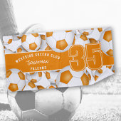 Veel voetballen oranje witte teamkleuren strandlaken