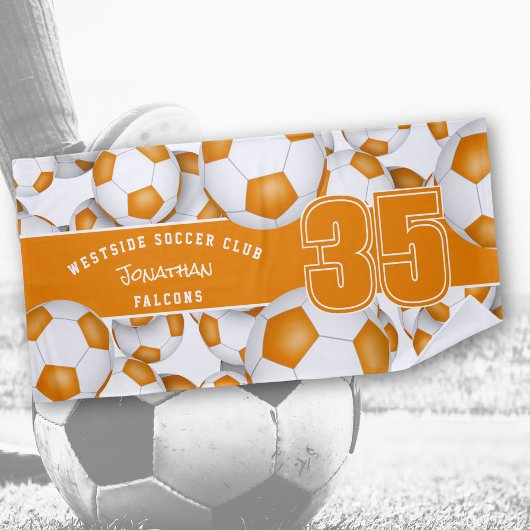 Veel voetballen oranje witte teamkleuren strandlaken