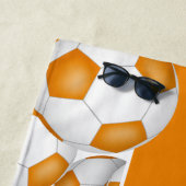 Veel voetballen oranje witte teamkleuren strandlaken (In situ)